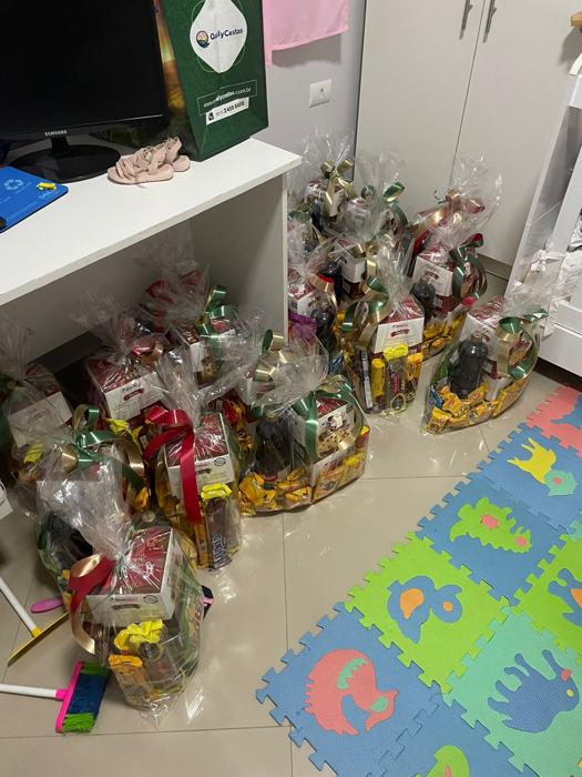 Kind Monsters Christmas 2023 gift baskets and families, photo 4