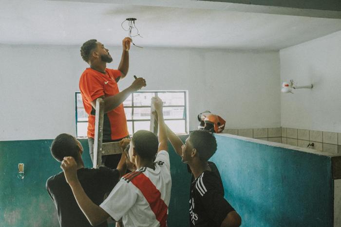 Kind Monsters volunteers renovating a community sports building, photo 10
